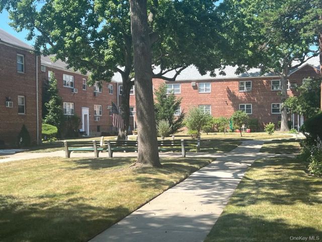  2 BR,  1.00 BTH &nbsp;Garden style home in Howard Beach