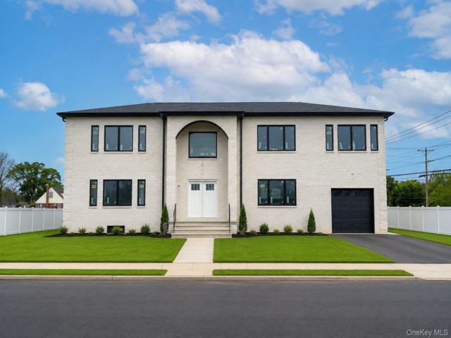  5 BR,  6.00 BTH &nbsp;Colonial style home in Levittown