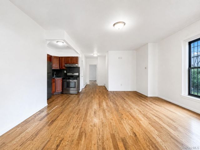 12 BR,  6.00 BTH &nbsp;House style home in Boulevard