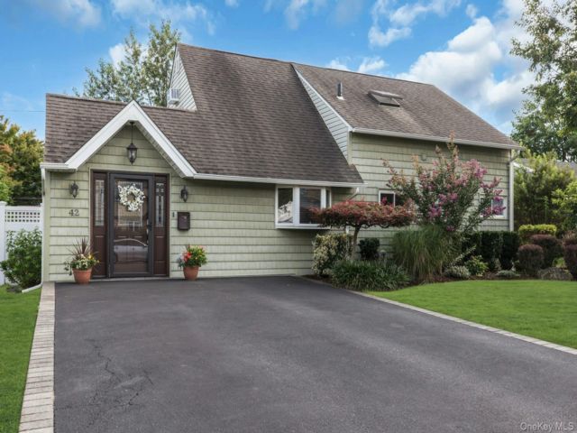  4 BR,  2.00 BTH &nbsp;Exp ranch style home in Wantagh