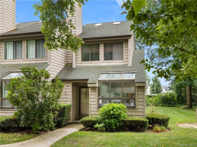  2 BR,  2.00 BTH &nbsp;Condo style home in East Islip