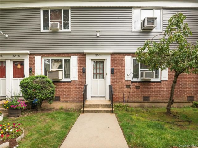 2 BR,  1.00 BTH &nbsp;Garden style home in Queens Village