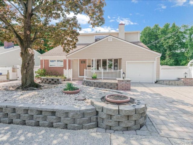  5 BR,  4.00 BTH &nbsp;Split level style home in Massapequa Park