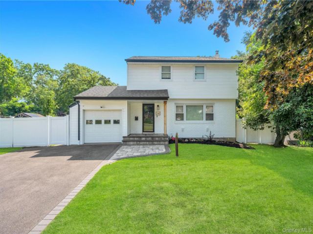  3 BR,  3.00 BTH &nbsp;Colonial style home in Centereach