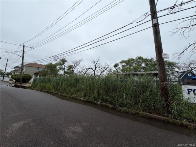 Lot <b>Size:</b> 70' x 100' &nbsp;House style home in Howard Beach