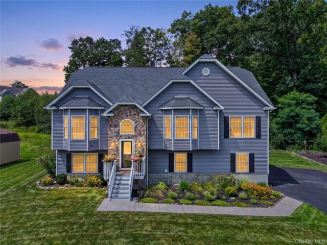  4 BR,  3.00 BTH &nbsp;Raised ranch style home in Salisbury Mills