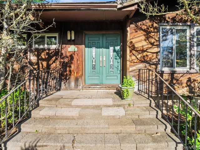  5 BR,  3.00 BTH &nbsp;Raised ranch style home in Congers