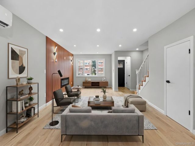  3 BR,  3.00 BTH &nbsp;House style home in Wakefield