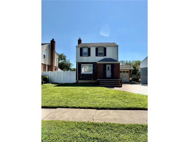 2 BR,  2.00 BTH &nbsp;Colonial style home in Elmont