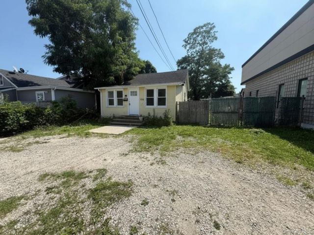 Studio,  0.00 BTH &nbsp;Commercial style home in Massapequa