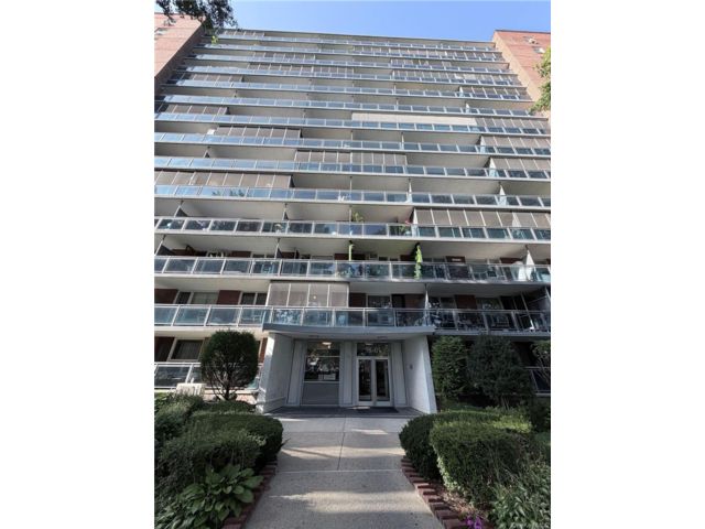  2 BR,  1.00 BTH &nbsp;Mid rise style home in Rego Park