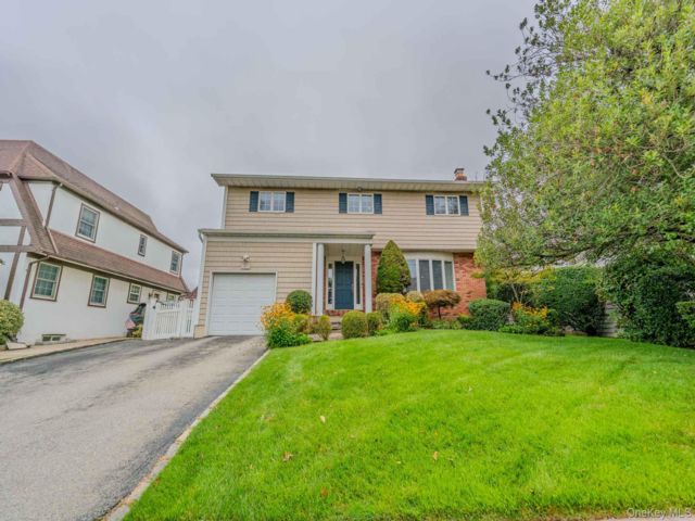  4 BR,  3.00 BTH &nbsp;Colonial style home in East Rockaway