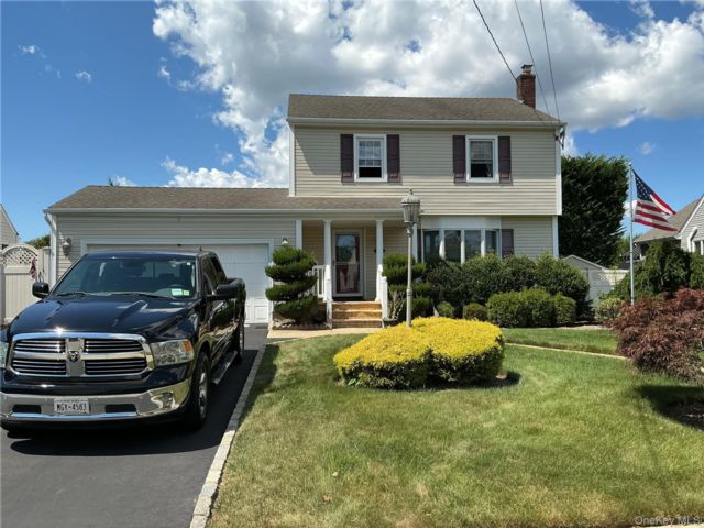  3 BR,  3.00 BTH &nbsp;Colonial style home in Massapequa