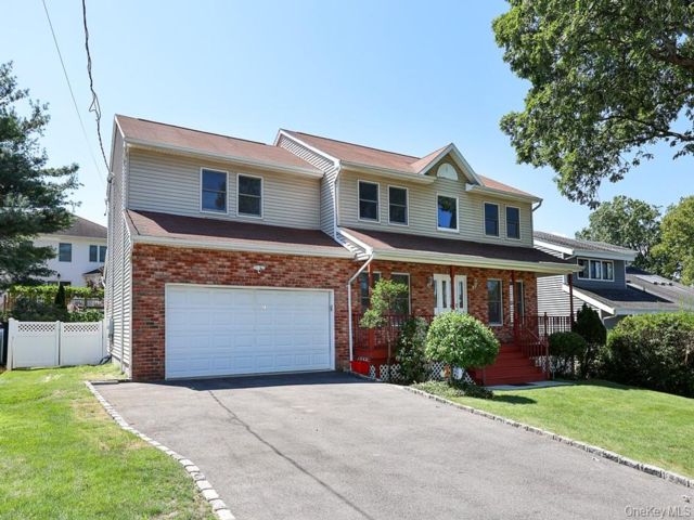  4 BR,  4.00 BTH &nbsp;Colonial style home in Albertson