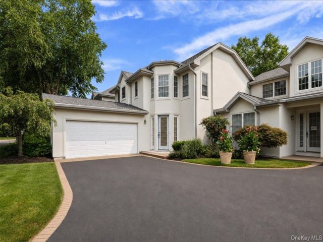  3 BR,  3.00 BTH &nbsp;Condo style home in Melville