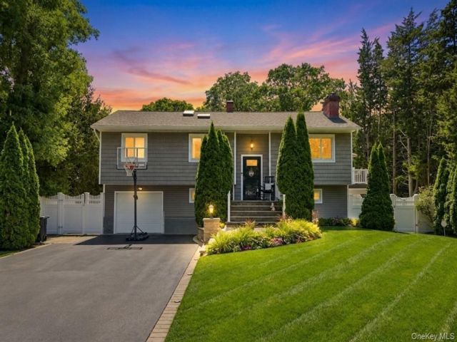  4 BR,  2.00 BTH &nbsp;Hi ranch style home in Farmingville