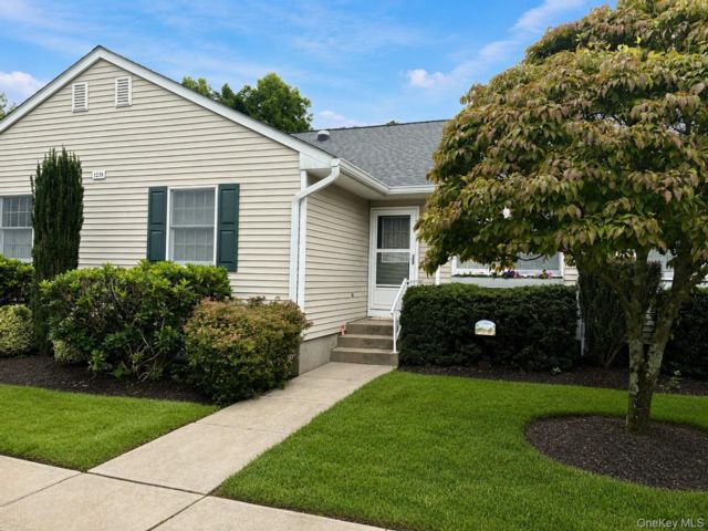  2 BR,  2.00 BTH &nbsp;Condo style home in Greenport