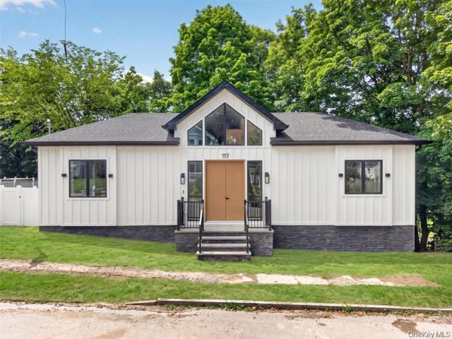  3 BR,  2.00 BTH &nbsp;Contemporary style home in Walden