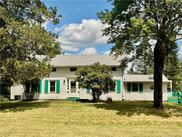  3 BR,  3.00 BTH &nbsp;Cape cod style home in Otisville