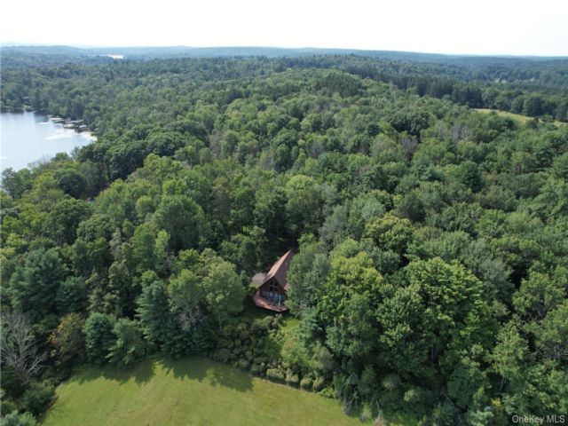  4 BR,  2.00 BTH &nbsp;Contemporary style home in White Lake