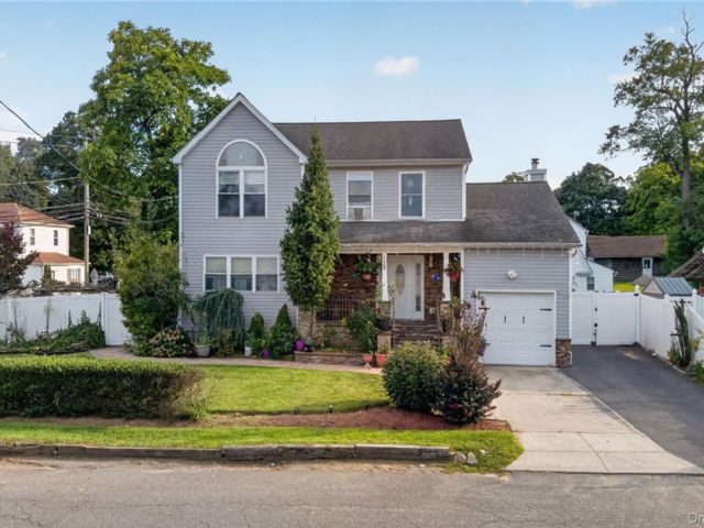  6 BR,  3.00 BTH &nbsp;Colonial style home in Amityville