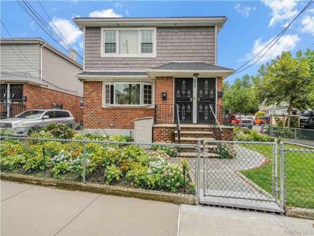  3 BR,  2.00 BTH &nbsp;Colonial style home in Rosedale