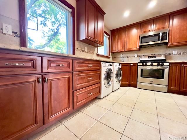  2 BR,  1.00 BTH &nbsp;Other style home in Oakland Gardens