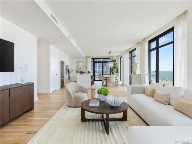  3 BR,  3.00 BTH &nbsp;High rise style home in Long Beach