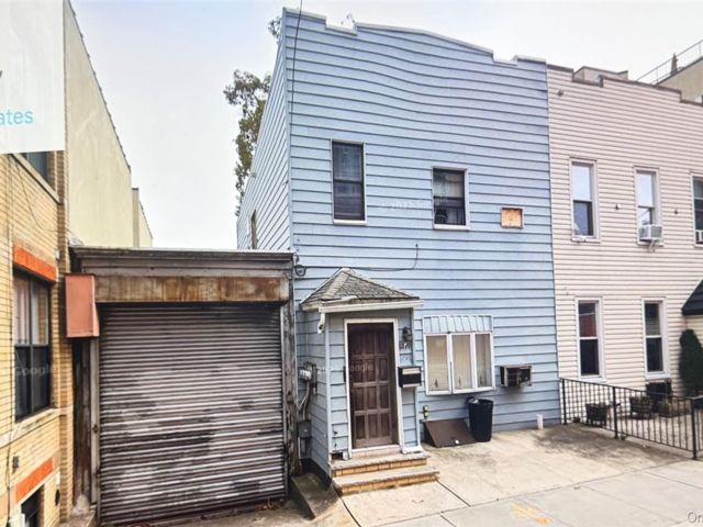  4 BR,  0.00 BTH &nbsp;House style home in Ridgewood