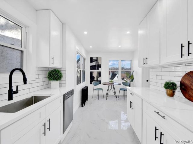  4 BR,  3.00 BTH &nbsp;Colonial style home in Mount Vernon
