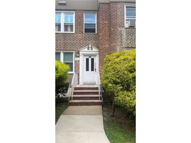 2 BR,  1.00 BTH &nbsp;Garden style home in Cedarhurst
