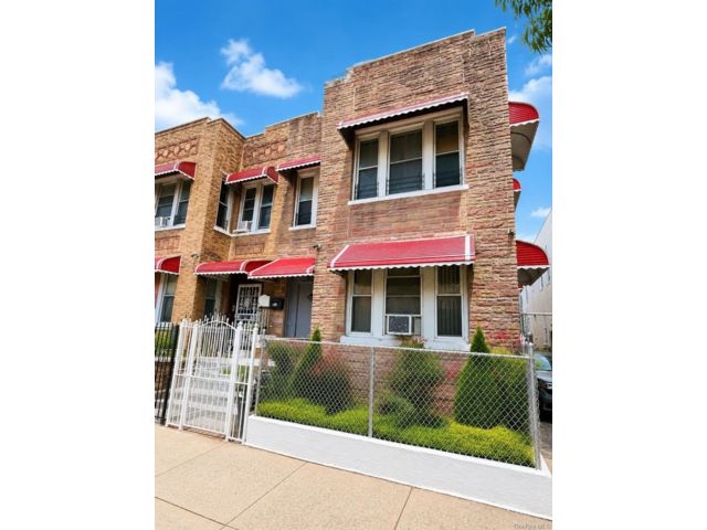  7 BR,  4.00 BTH &nbsp;House style home in Soundview
