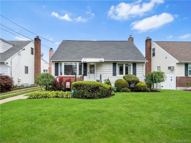  4 BR,  2.00 BTH &nbsp;Cape cod style home in Mineola