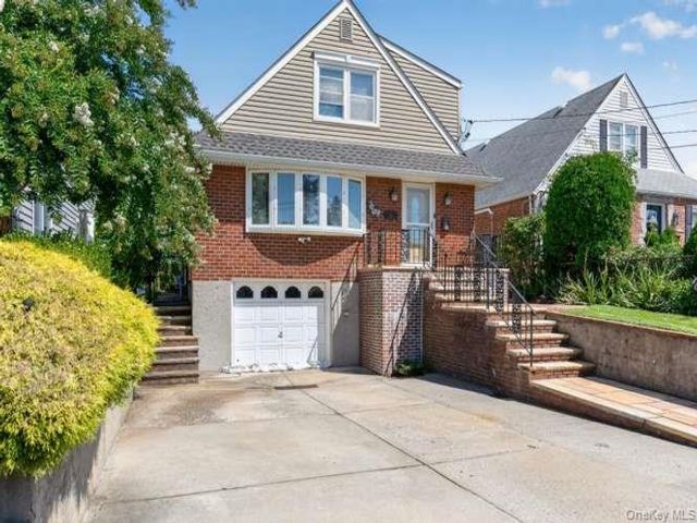  5 BR,  2.00 BTH &nbsp;Cape cod style home in Garden City