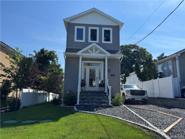  3 BR,  3.00 BTH &nbsp;Colonial style home in Kings Park