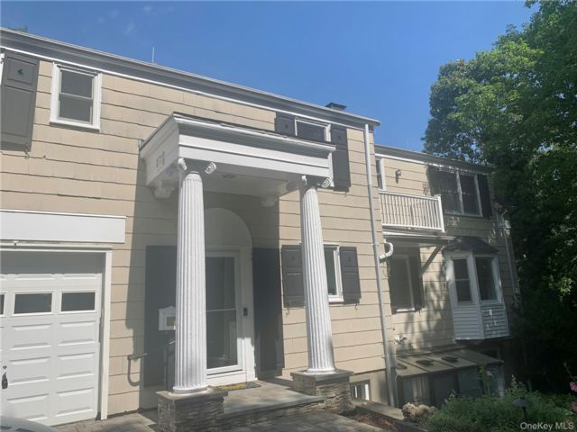 4 BR,  4.00 BTH &nbsp;Colonial style home in Port Jefferson