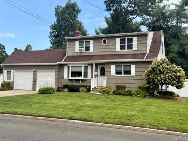 4 BR,  2.00 BTH &nbsp;Exp cape style home in North Babylon