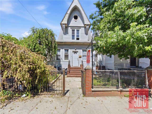 5 BR,  3.00 BTH &nbsp;A-frame style home in Kensington