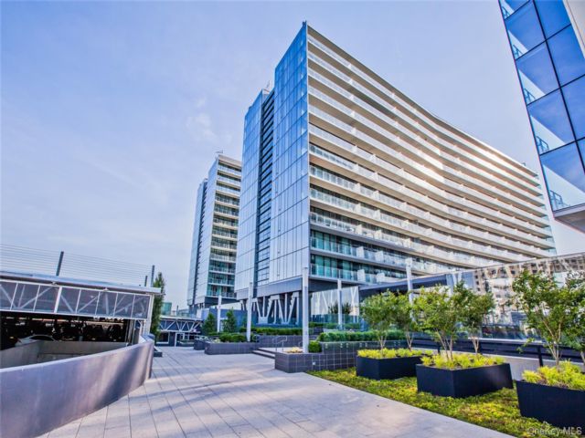 3 BR,  3.00 BTH &nbsp;Contemporary style home in Flushing
