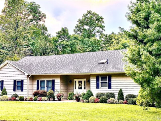 4 BR,  3.00 BTH &nbsp;Exp ranch style home in East Setauket