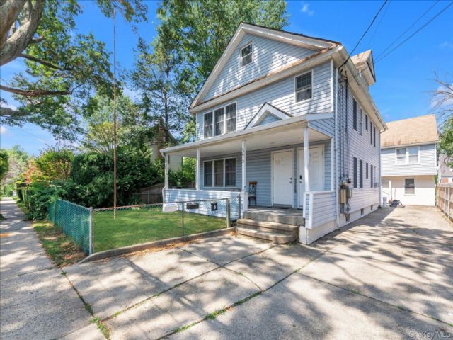  8 BR,  4.00 BTH &nbsp;Colonial style home in Carle Place