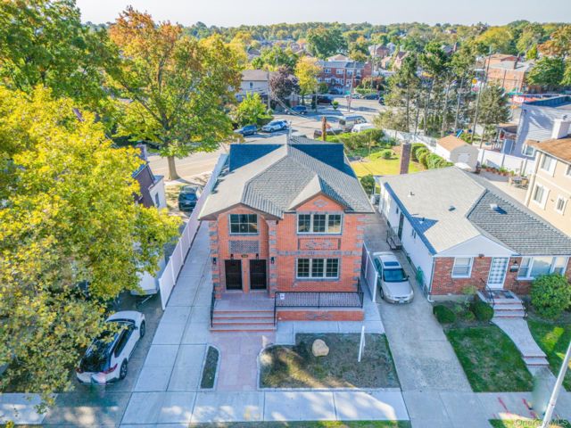  3 BR,  2.00 BTH &nbsp;Colonial style home in Whitestone