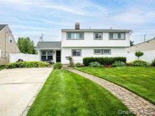 [Levittown Real Estate, listing number 7327377]