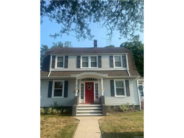  2 BR,  1.00 BTH &nbsp;Colonial style home in Farmingdale