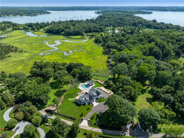  7 BR, 10.00 BTH &nbsp;Colonial style home in Centre Island