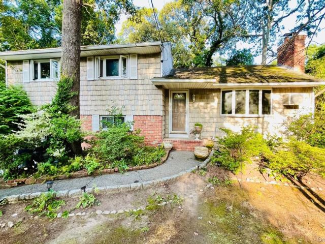  5 BR,  3.00 BTH &nbsp;Split level style home in Huntington Station