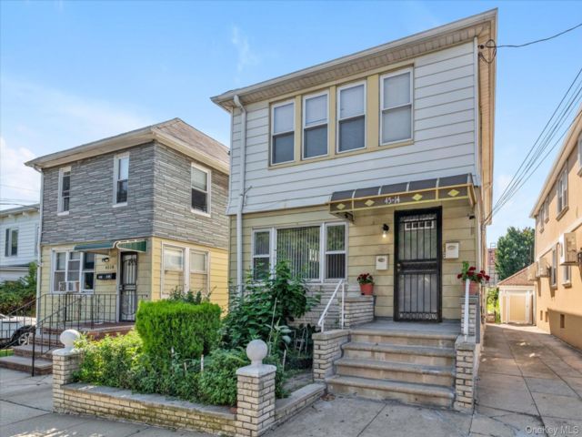  6 BR,  3.00 BTH &nbsp;House style home in Flushing