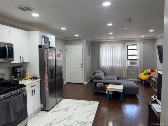  2 BR,  1.00 BTH &nbsp;Full floor apar style home in Astoria
