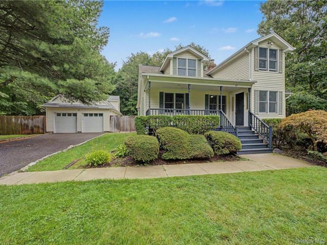  2 BR,  2.00 BTH &nbsp;Colonial style home in East Northport