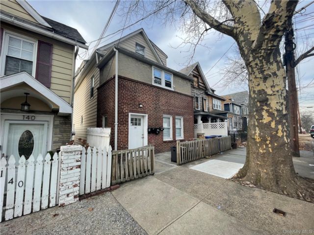 10 BR,  5.00 BTH &nbsp;House style home in Mount Vernon